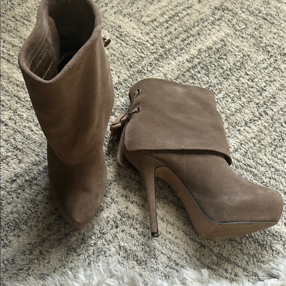 Elegant Tan Suede Women's Ankle Boots